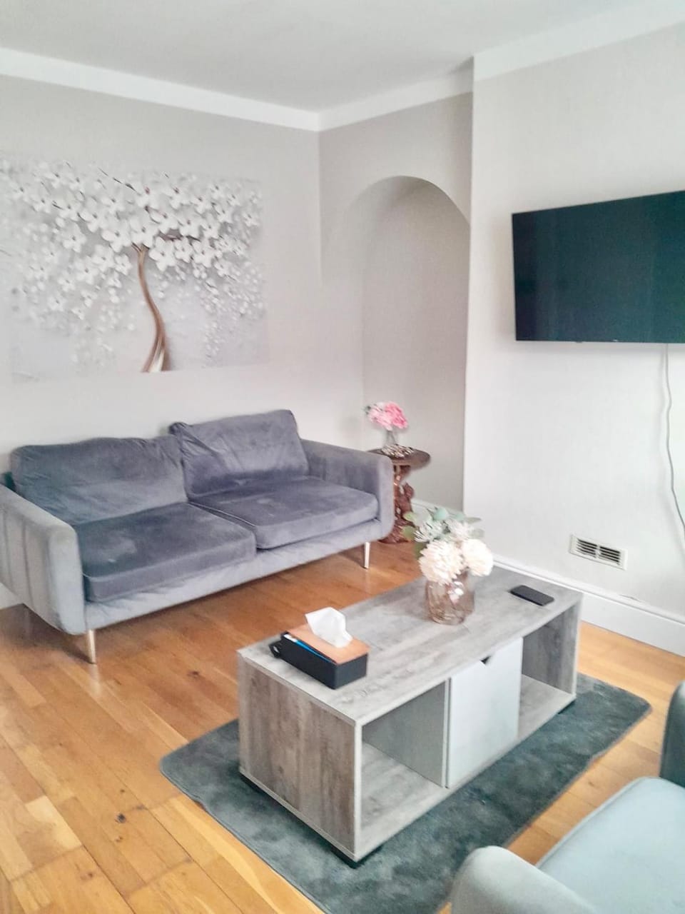 2 Bed house Sleeps 4 free parking Wi-Fi Netflix near Station Prince Royal Hospital Telford College Stadium ideal for CONTRACTORS AND FAMILIES House in Telford