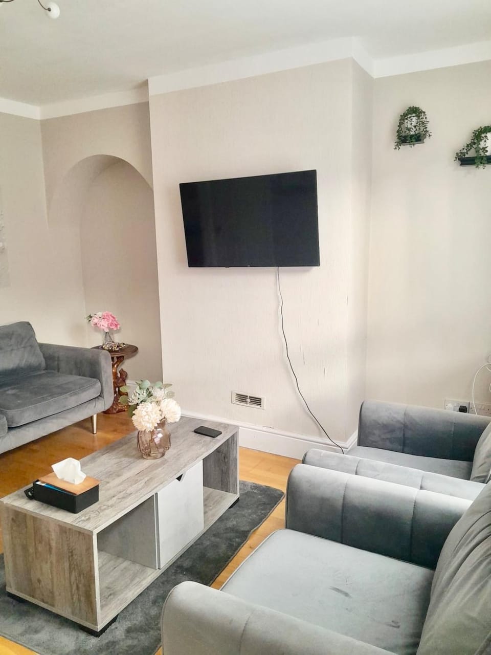 2 Bed house Sleeps 4 free parking Wi-Fi Netflix near Station Prince Royal Hospital Telford College Stadium ideal for CONTRACTORS AND FAMILIES House in Telford