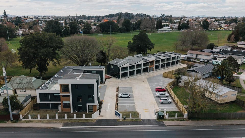 Property building, Natural landscape, Bird's eye view, Location, Parking