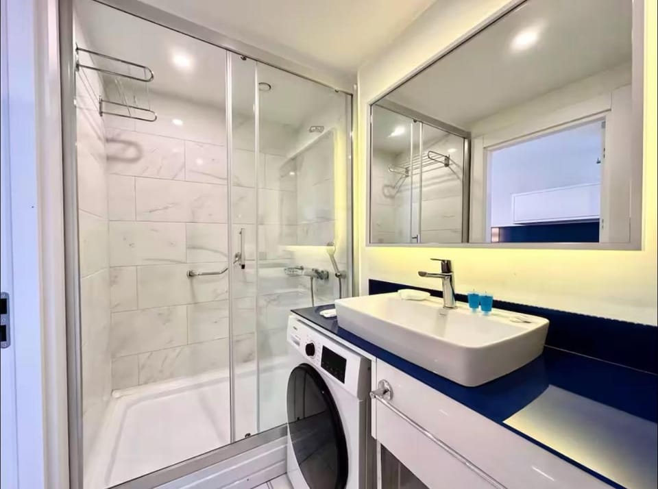 Shower, Bathroom, Bath, towels, washing machine, dryer