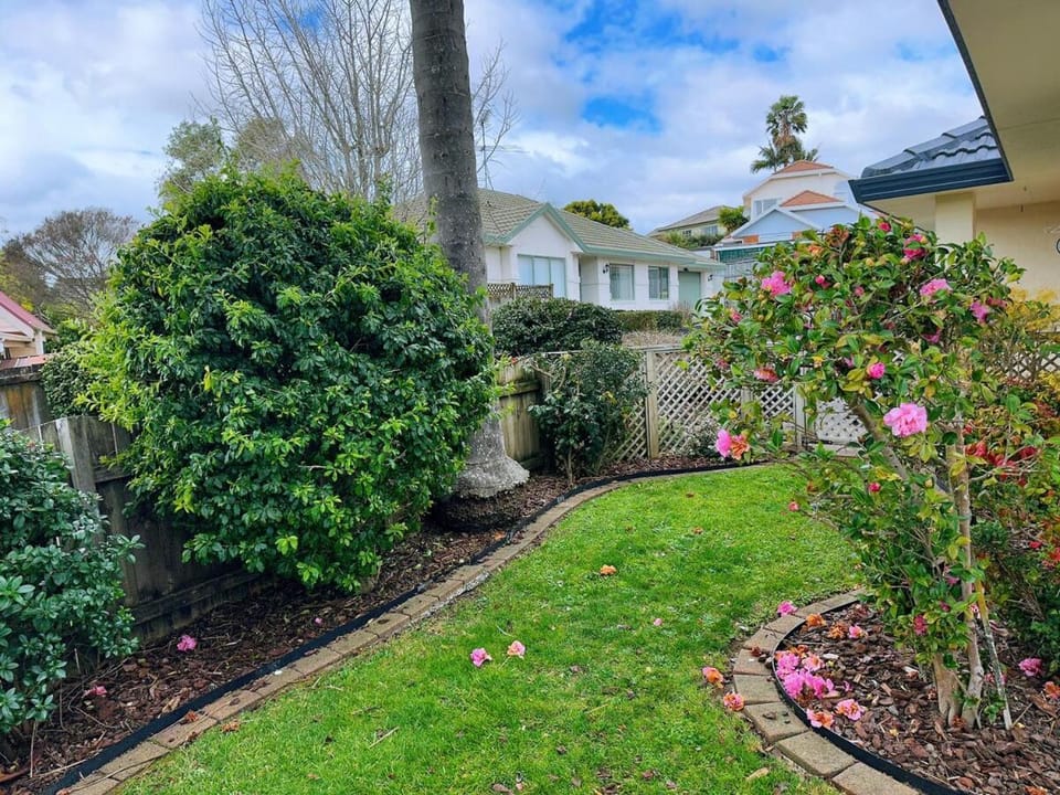 Spacious 3BR Family Home Garden & Garage House in Auckland