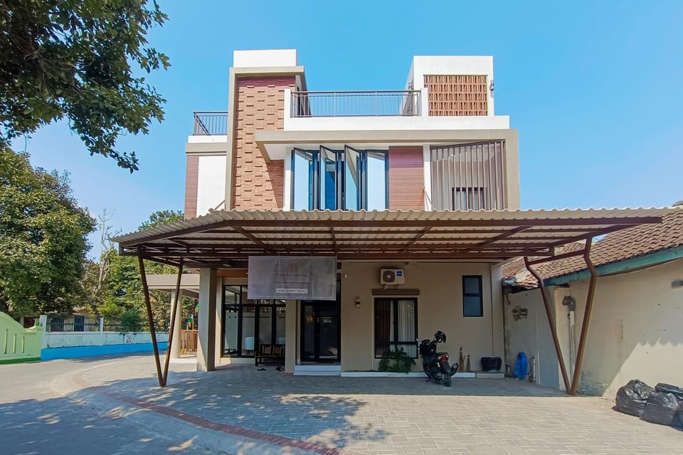 Facade/entrance