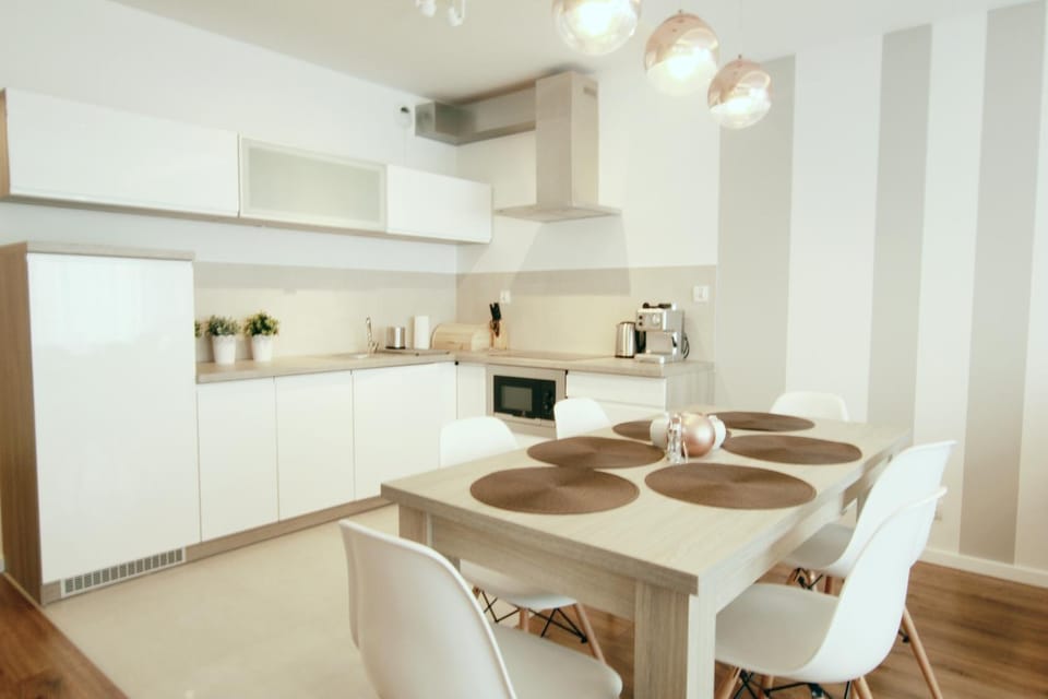 Coffee/tea facilities, Kitchen or kitchenette, Living room, Seating area, Dining area