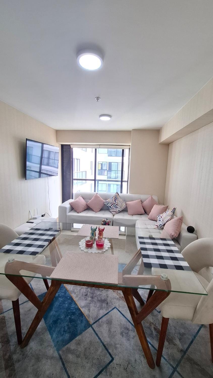 Communal lounge/ TV room, TV and multimedia, Living room, Seating area, Dining area