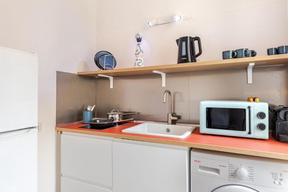Coffee/tea facilities, Kitchen or kitchenette, oven, stove, toaster