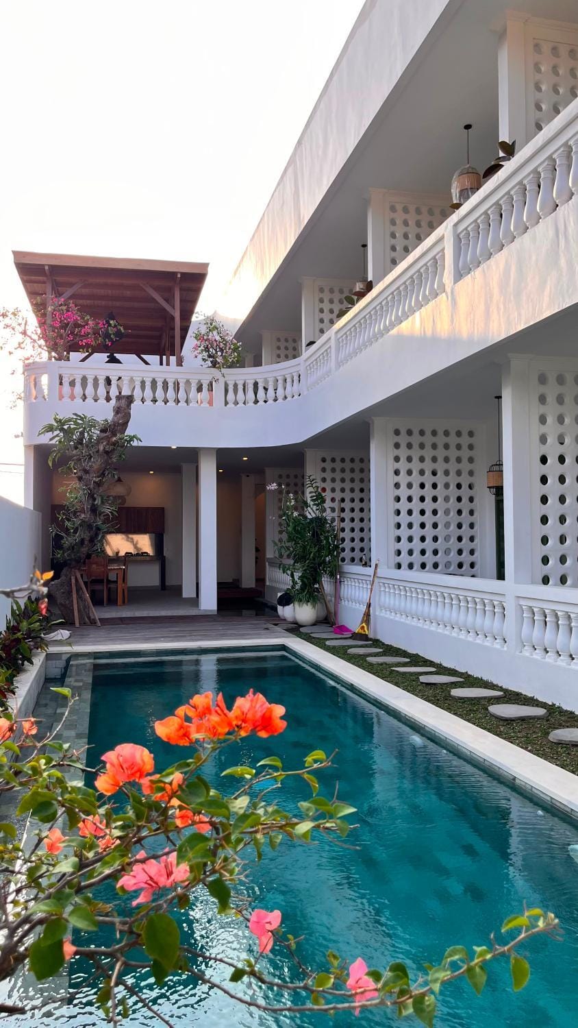 Day, Swimming pool