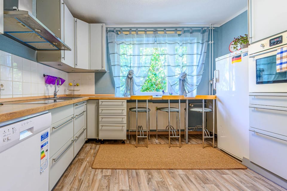 Kitchen or kitchenette, Dining area, dishwasher, stove
