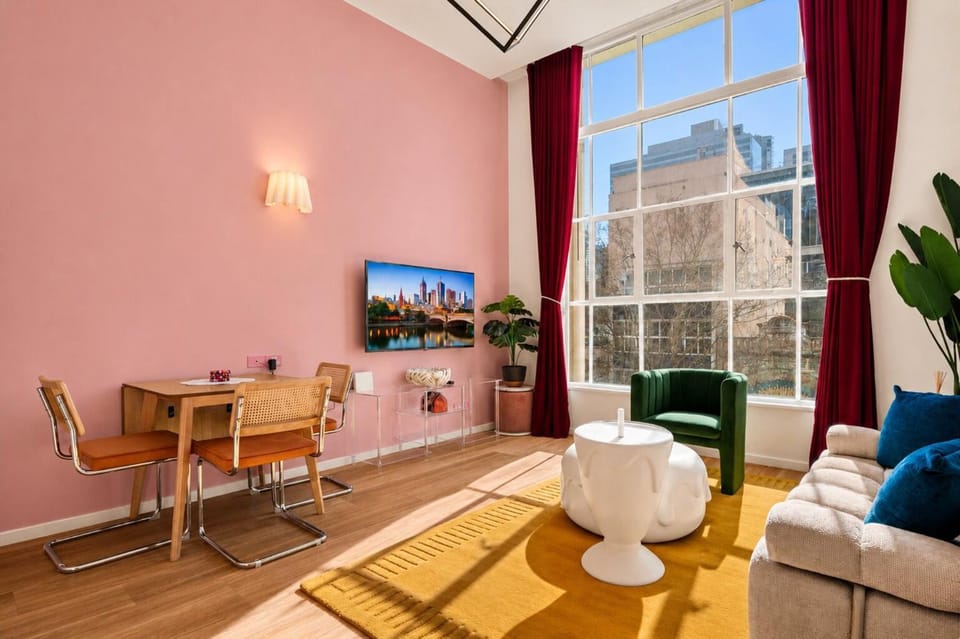 Empire Theatre Loft With Your Colourful Melbourne Stay Apartment in Melbourne
