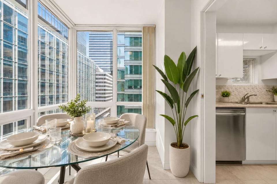 Vancouver City Lights Modern 2 Bedroom Apartment in Vancouver