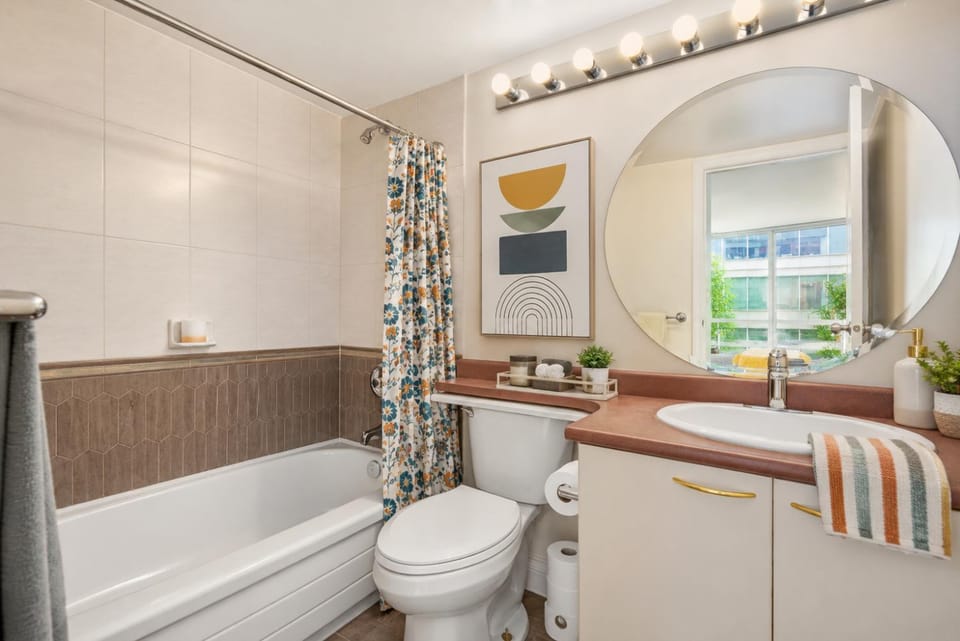 Vancouver City Lights Modern 2 Bedroom Apartment in Vancouver