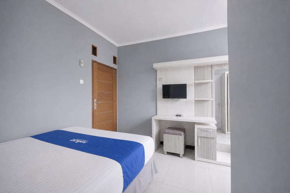 Bed, TV and multimedia, Bedroom