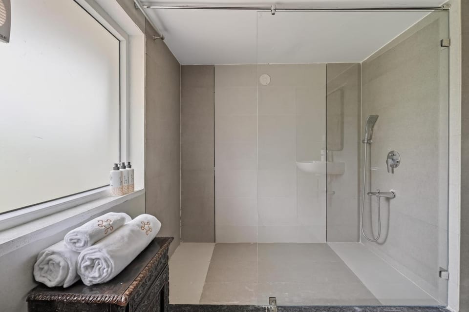 Bathroom, towels