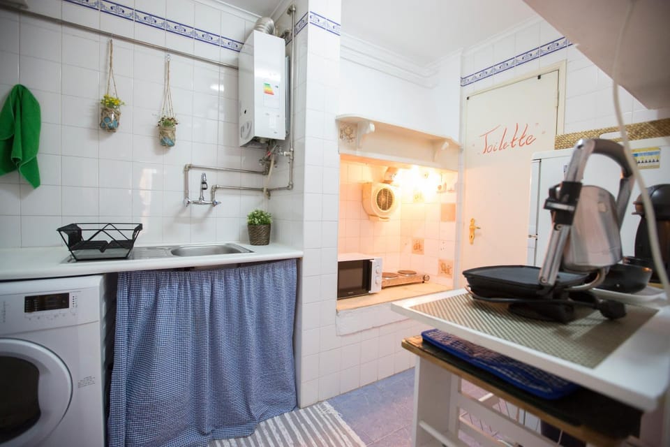 Kitchen or kitchenette, stove, toaster, washing machine