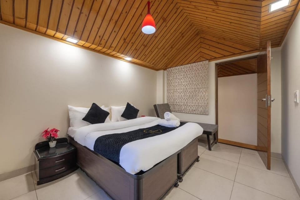 The Summer House Kasauli l 4 Bed Room Villa With Plunge Pool l Free Parking By Exotic Stays Apartment in Himachal Pradesh