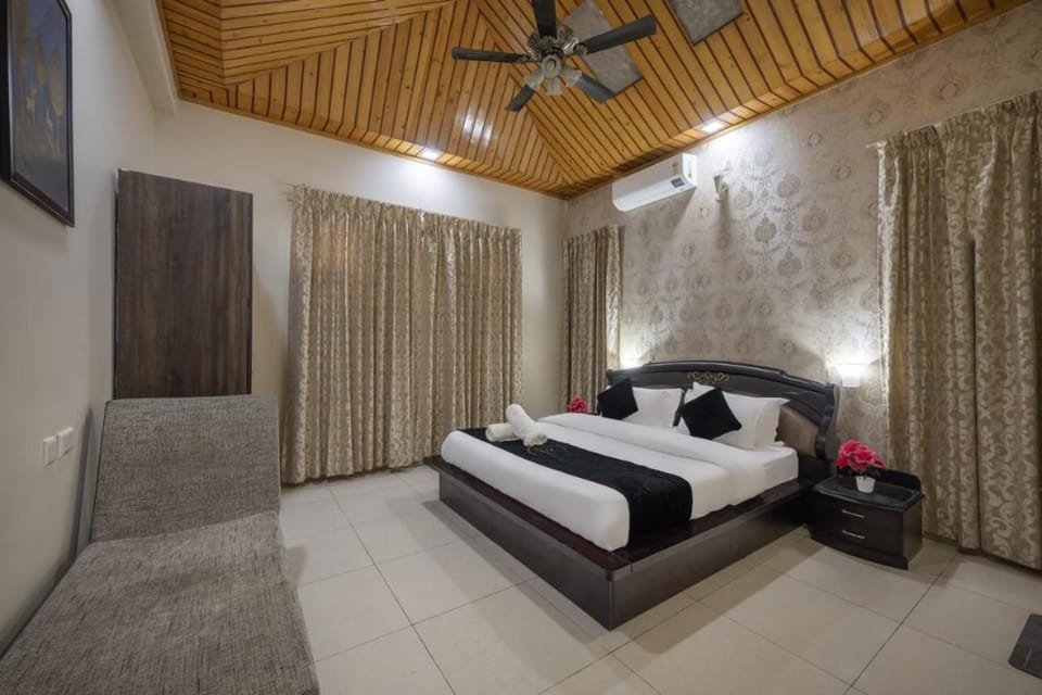 The Summer House Kasauli l 4 Bed Room Villa With Plunge Pool l Free Parking By Exotic Stays Apartment in Himachal Pradesh