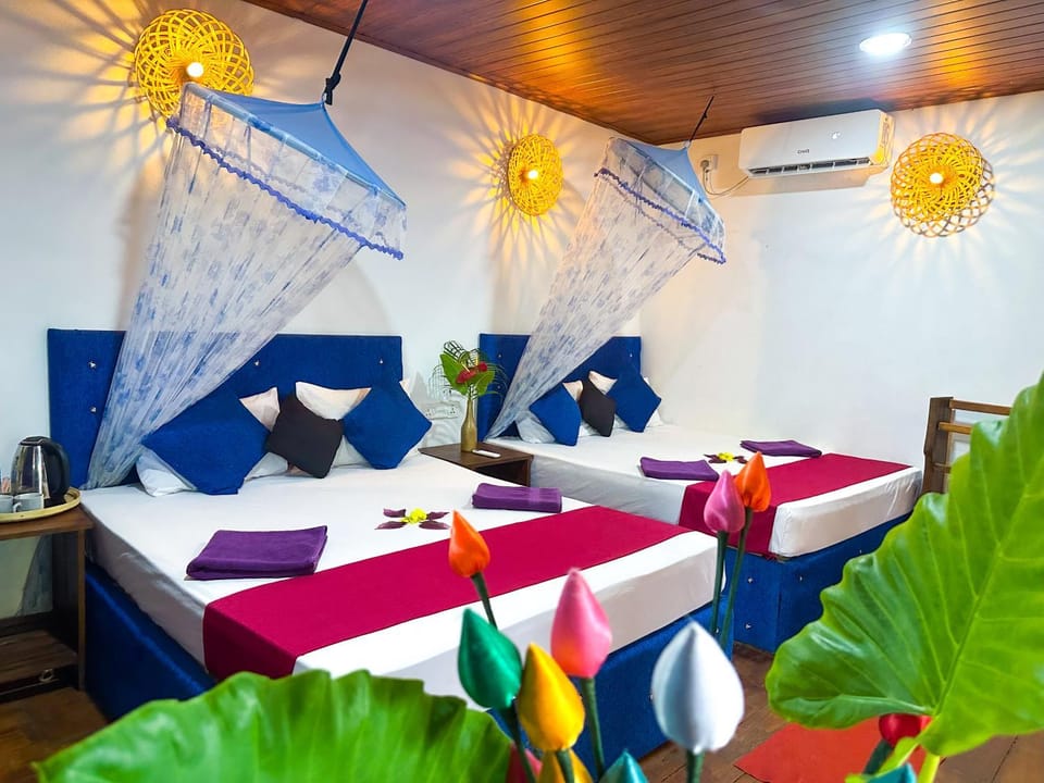 Bed, Living room, Photo of the whole room, Seating area, Bedroom, air conditioner