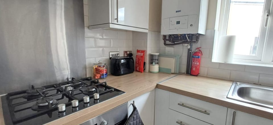Stylish 3 Bed Flat with Private Balcony Apartment in Bristol