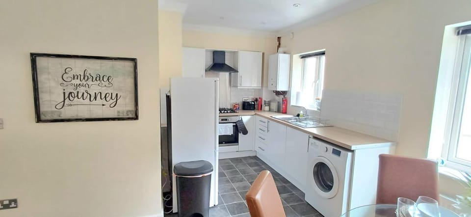 Stylish 3 Bed Flat with Private Balcony Apartment in Bristol
