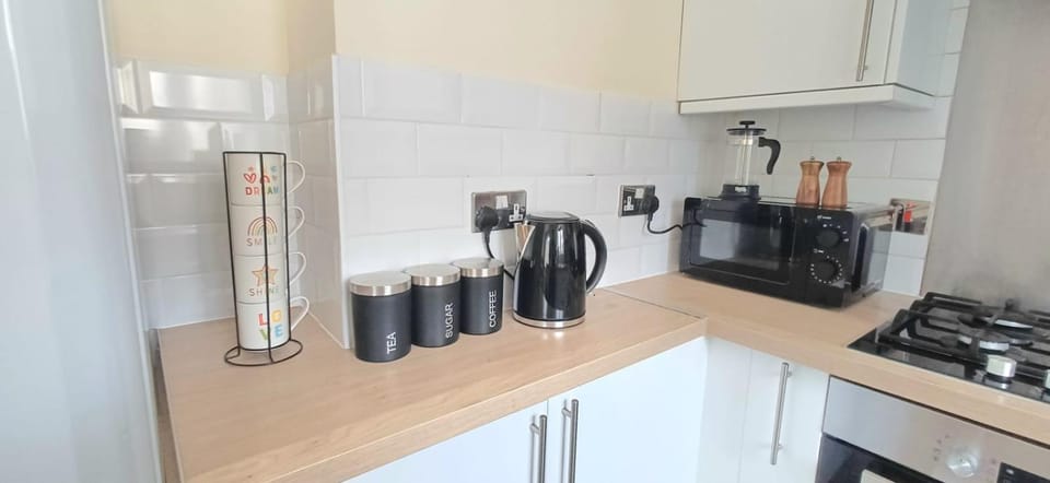 Stylish 3 Bed Flat with Private Balcony Apartment in Bristol