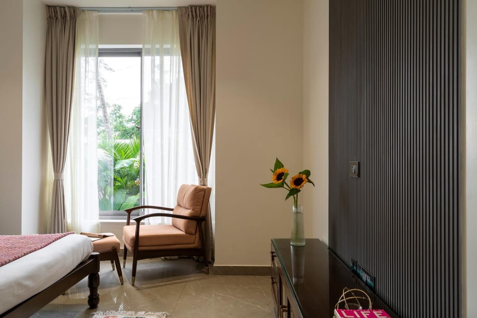 Bed, Seating area, Bedroom