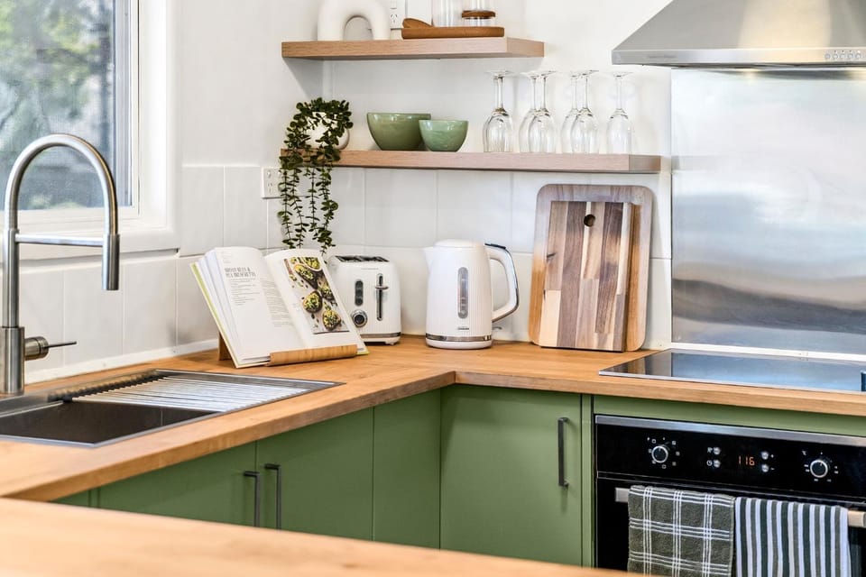 Coffee/tea facilities, Kitchen or kitchenette, stove