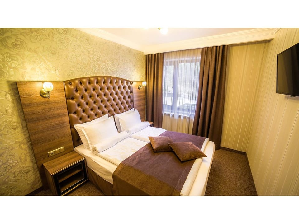 Communal lounge/ TV room, Bed, TV and multimedia, View (from property/room), Photo of the whole room, Evening entertainment, Bedroom