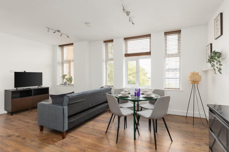 Delightful 2BR, 1 Min to Lower Sydenham Apartment in London Borough of Southwark