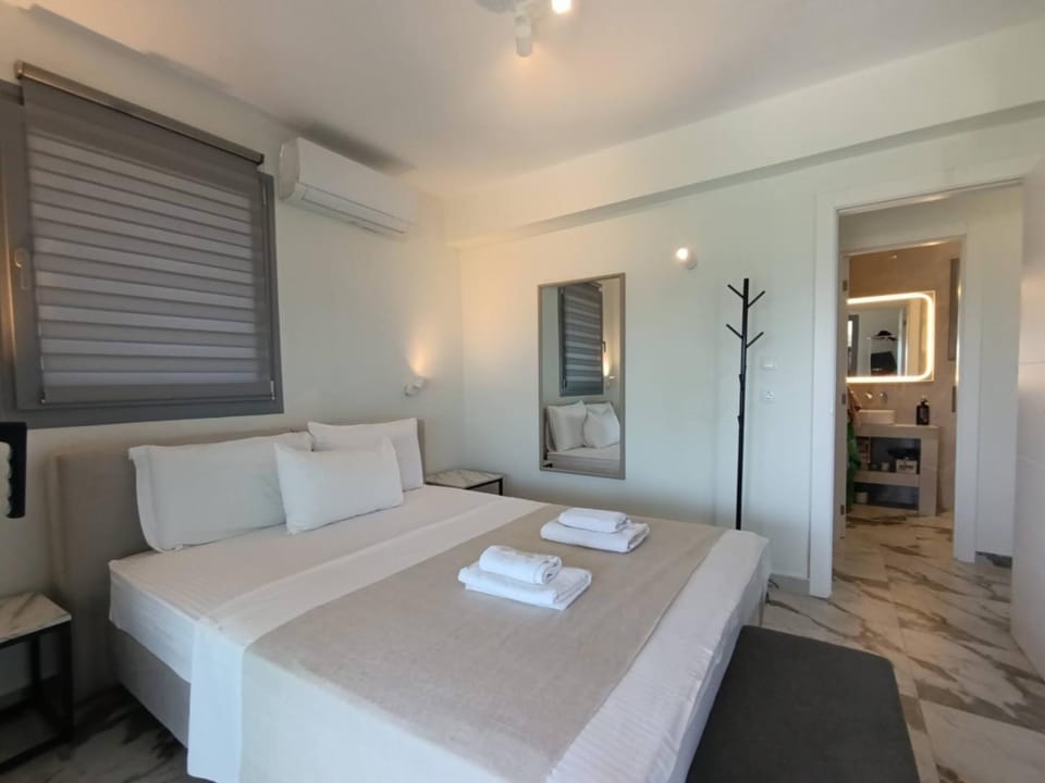 Bed, Bathroom, Photo of the whole room, Bedroom, towels, air conditioner