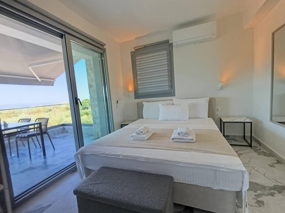 Bed, View (from property/room), Balcony/Terrace, Photo of the whole room, Bedroom, towels, air conditioner