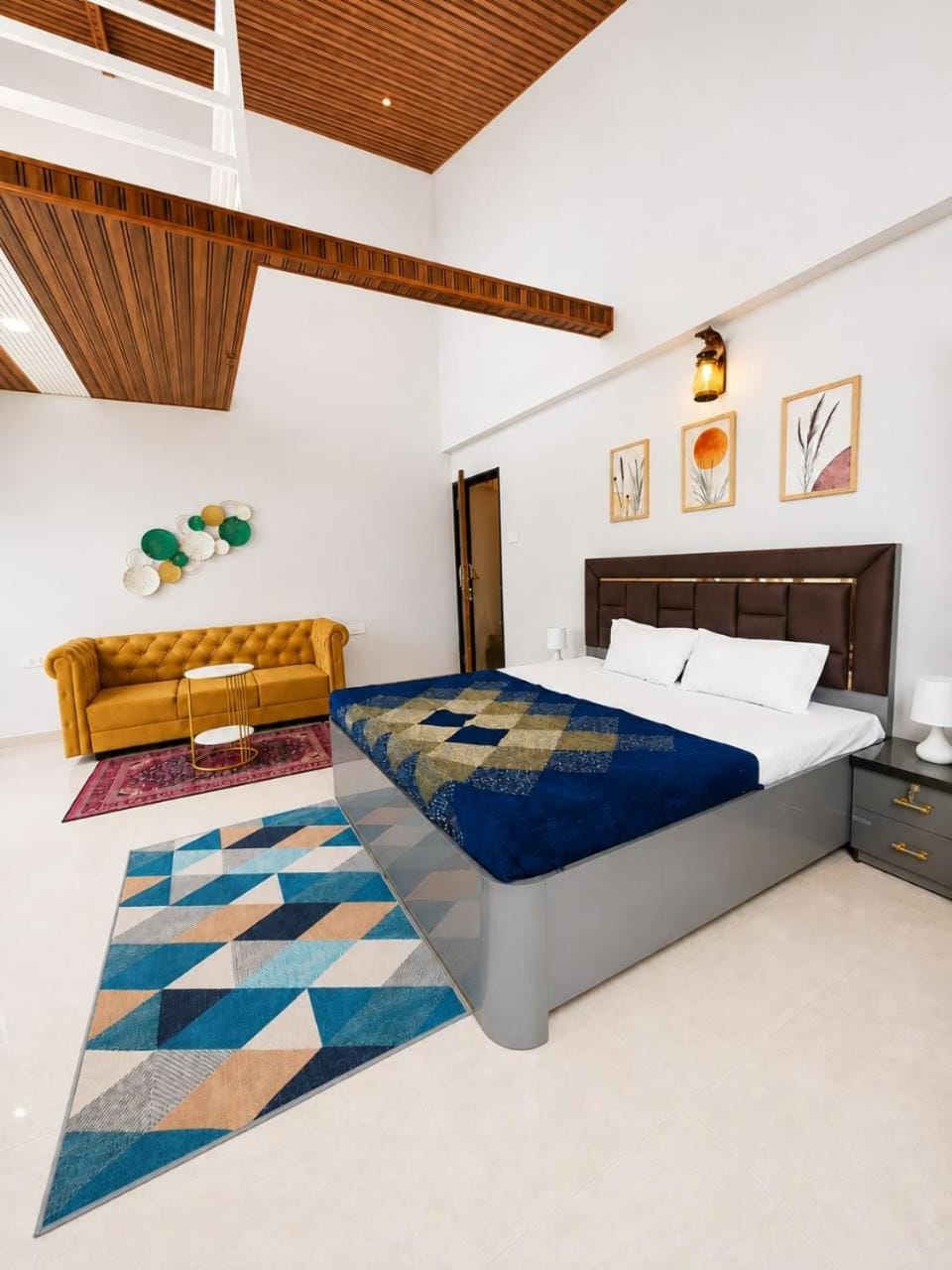Bed, Living room, Photo of the whole room, Seating area, Bedroom