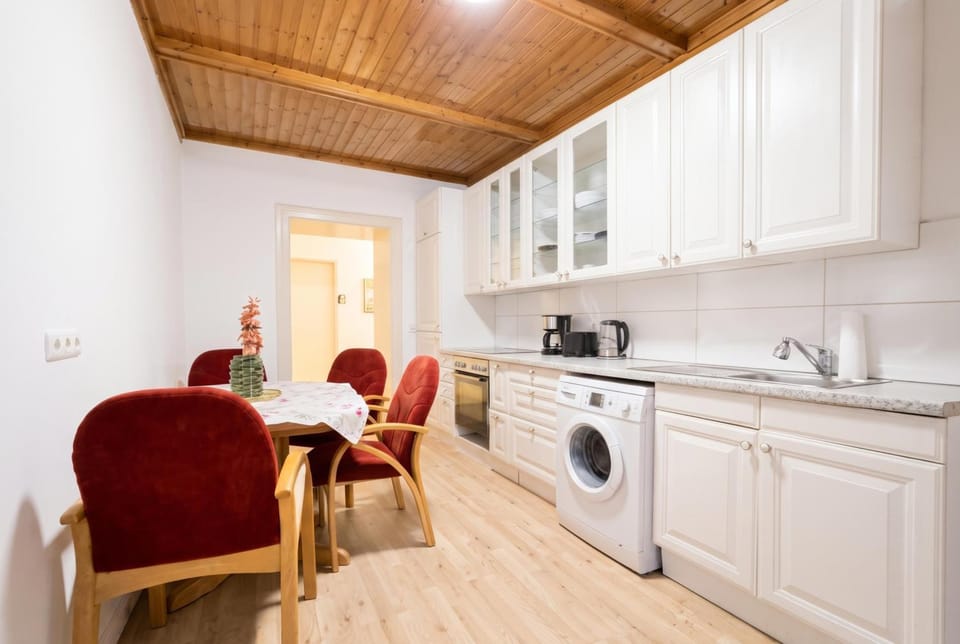 Coffee/tea facilities, Kitchen or kitchenette, Dining area, stove, washing machine