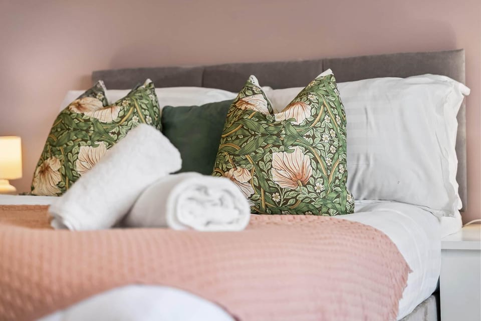 Bed, Photo of the whole room, Bedroom