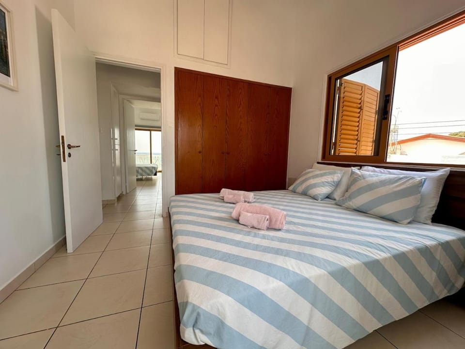 Bed, Photo of the whole room, Bedroom, towels, wardrobe