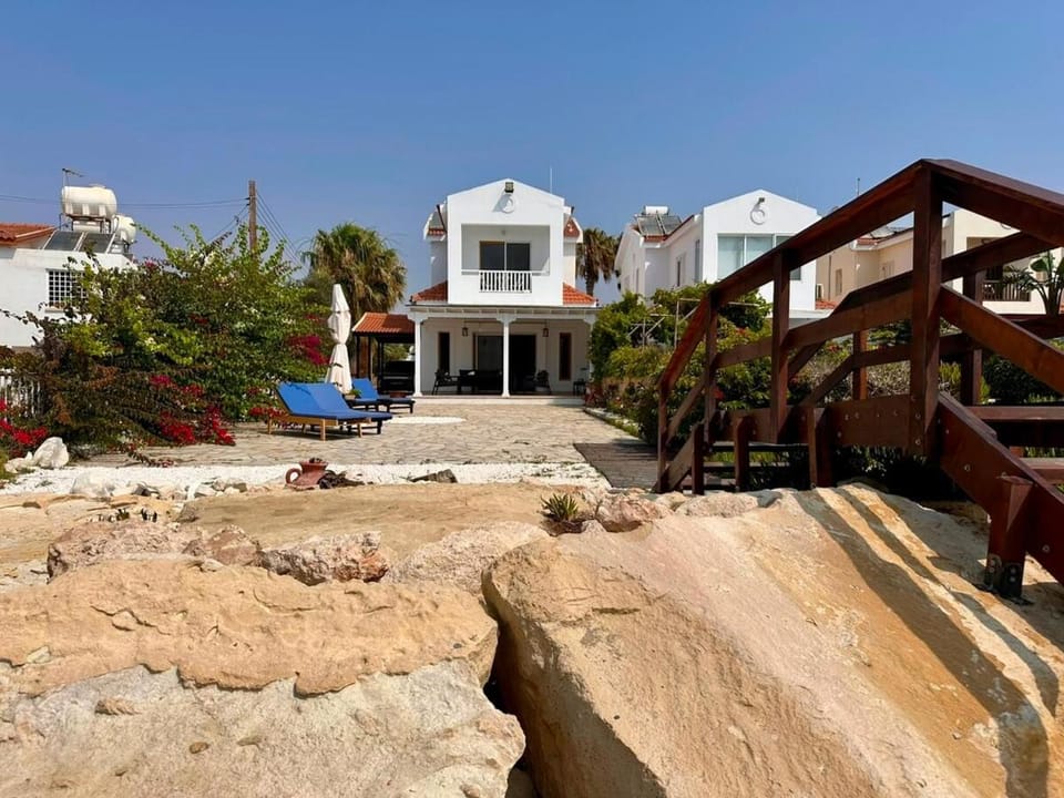Property building, Day, Balcony/Terrace