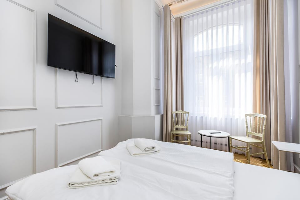 Bed, TV and multimedia, Photo of the whole room, Bedroom, towels