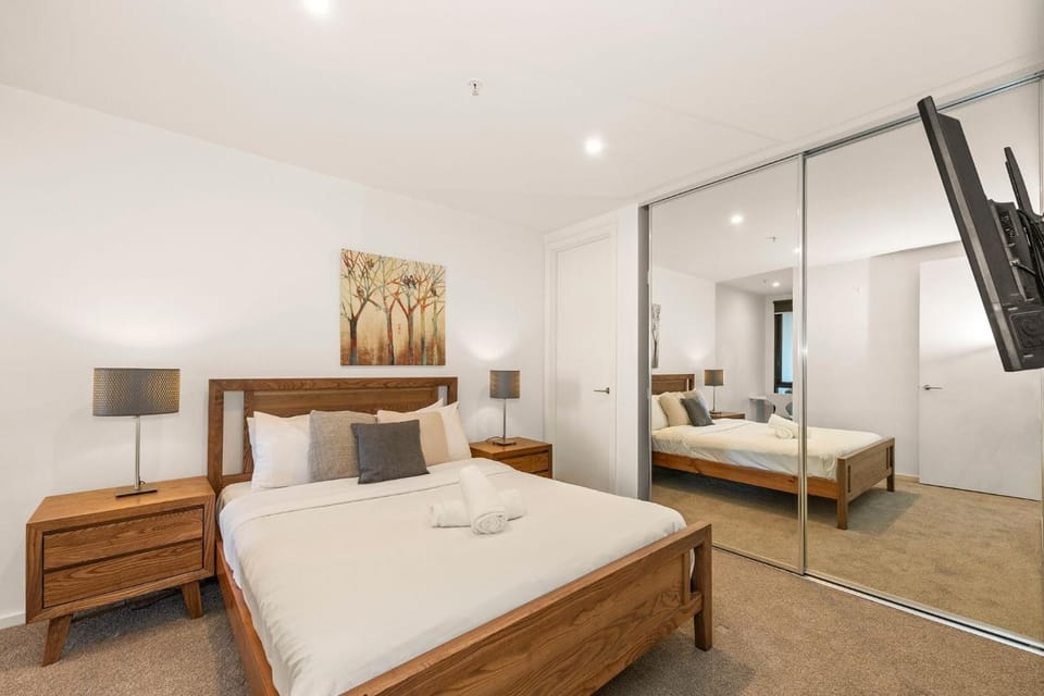 Stylish St Kilda Living in a Prime Location with pool and free parking Apartment in Saint Kilda