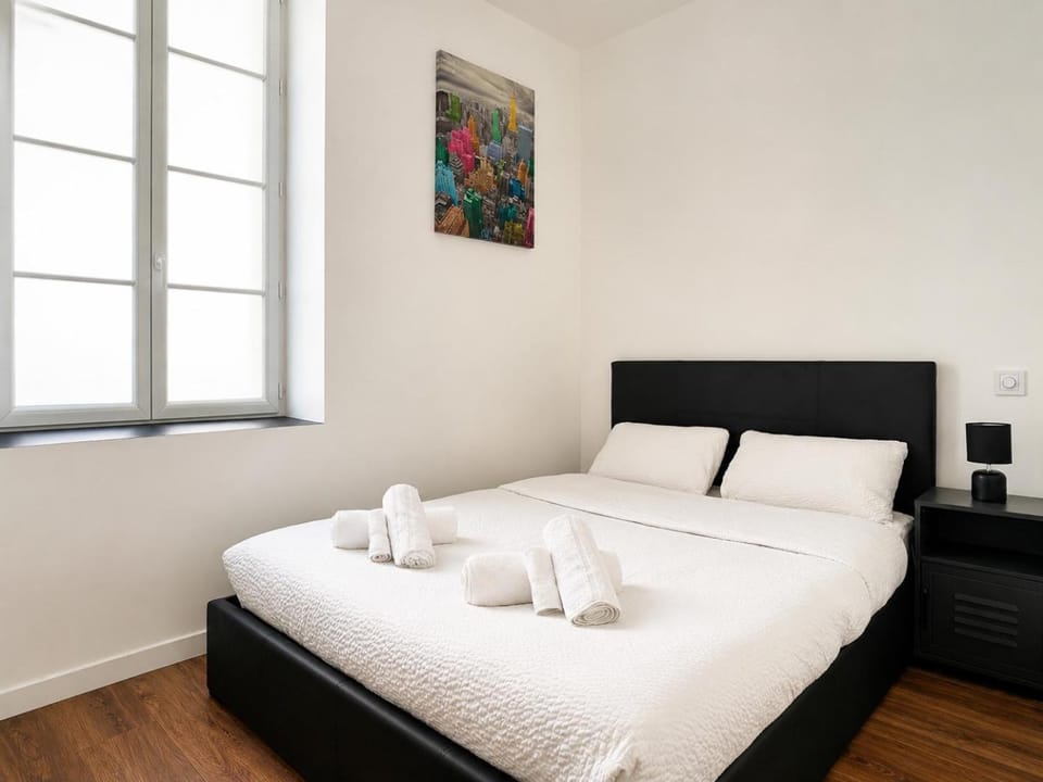 Bed, Photo of the whole room, Bedroom, towels