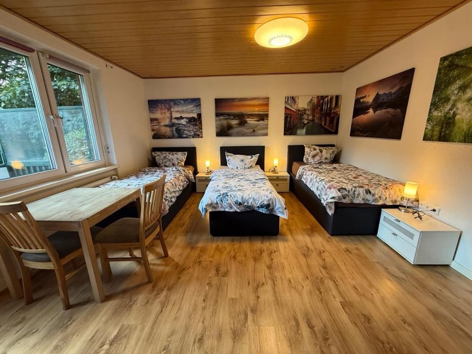 Bed, Photo of the whole room, Seating area, Dining area, Bedroom