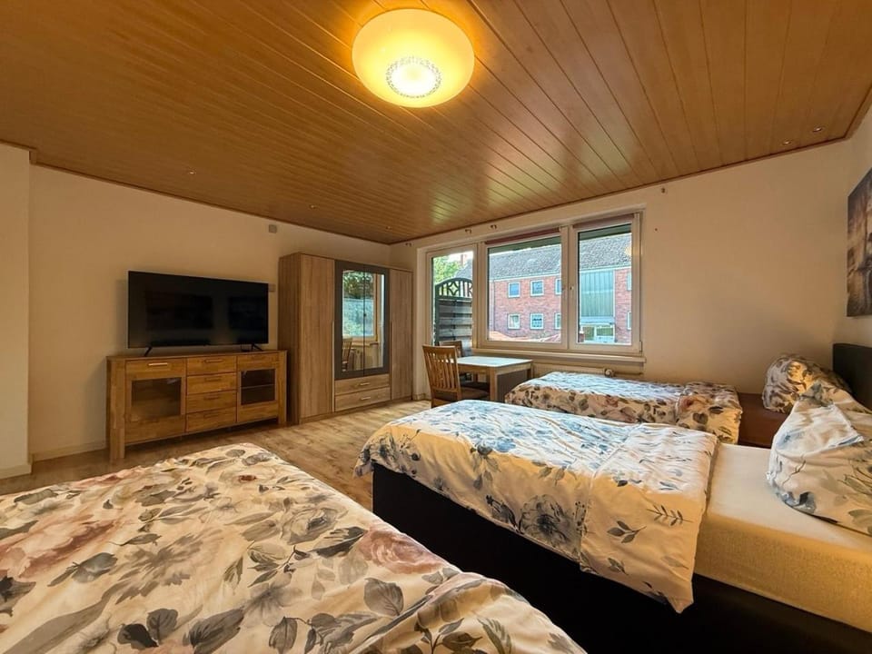 Bed, TV and multimedia, Photo of the whole room, Evening entertainment, Bedroom