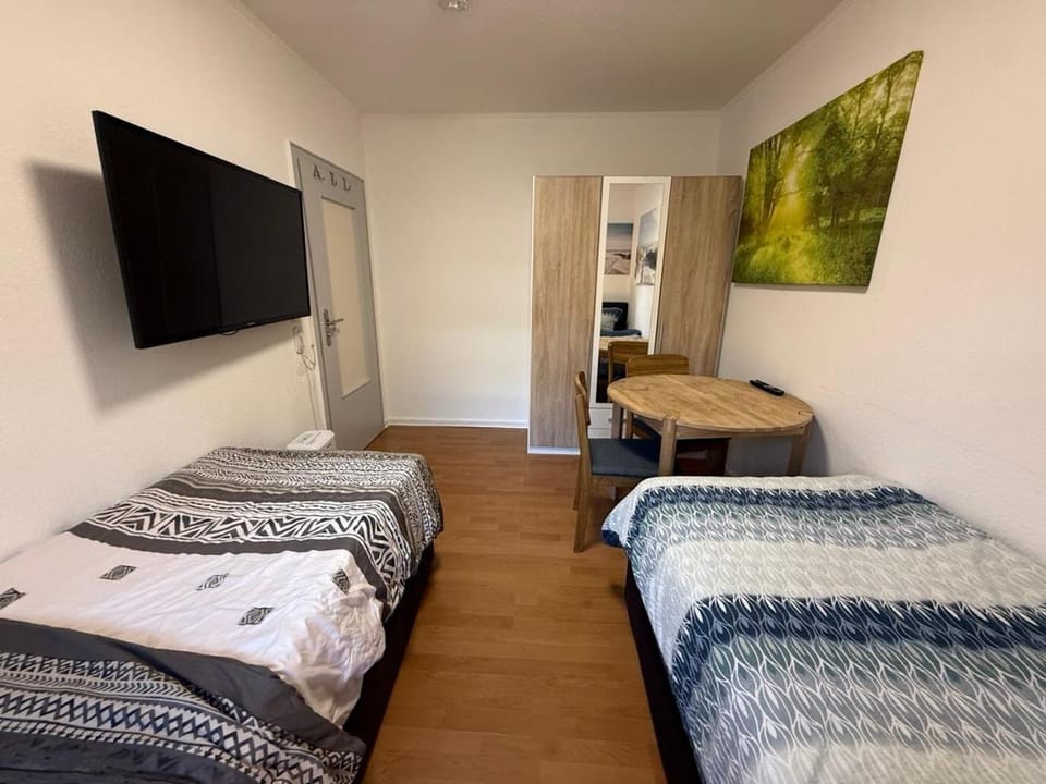 Bed, TV and multimedia, Photo of the whole room, Seating area, Evening entertainment, Bedroom