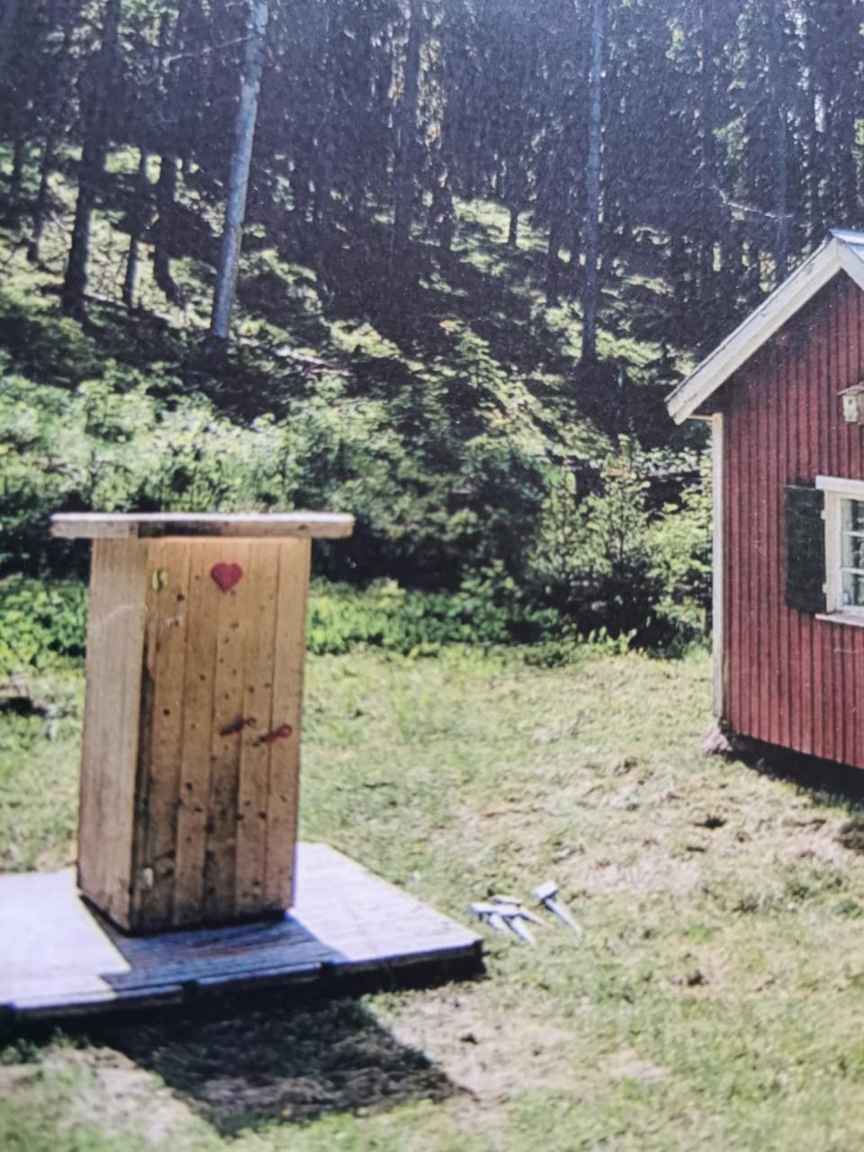Enkel stuga utan elektricitet och rinnande vatten mitt i skogen House in Uppsala County, Sweden