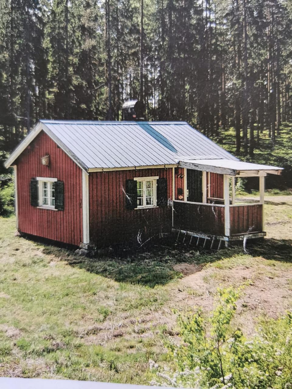 Enkel stuga utan elektricitet och rinnande vatten mitt i skogen House in Uppsala County, Sweden
