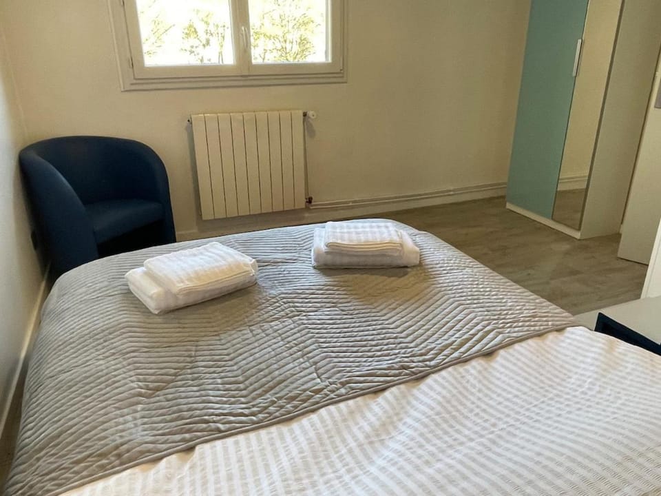 Bed, Bedroom, towels