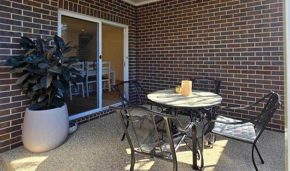 Crampton & Co Residence 2 - Central Wagga House in North Wagga Wagga