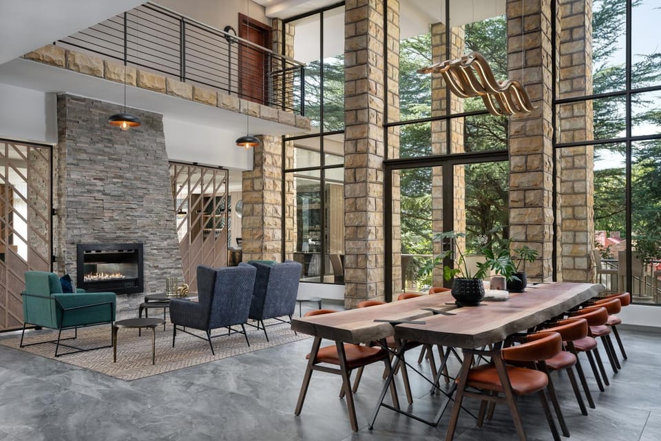 Restaurant/places to eat, Living room, Business facilities, On site, Area and facilities, flat iron, acessibility