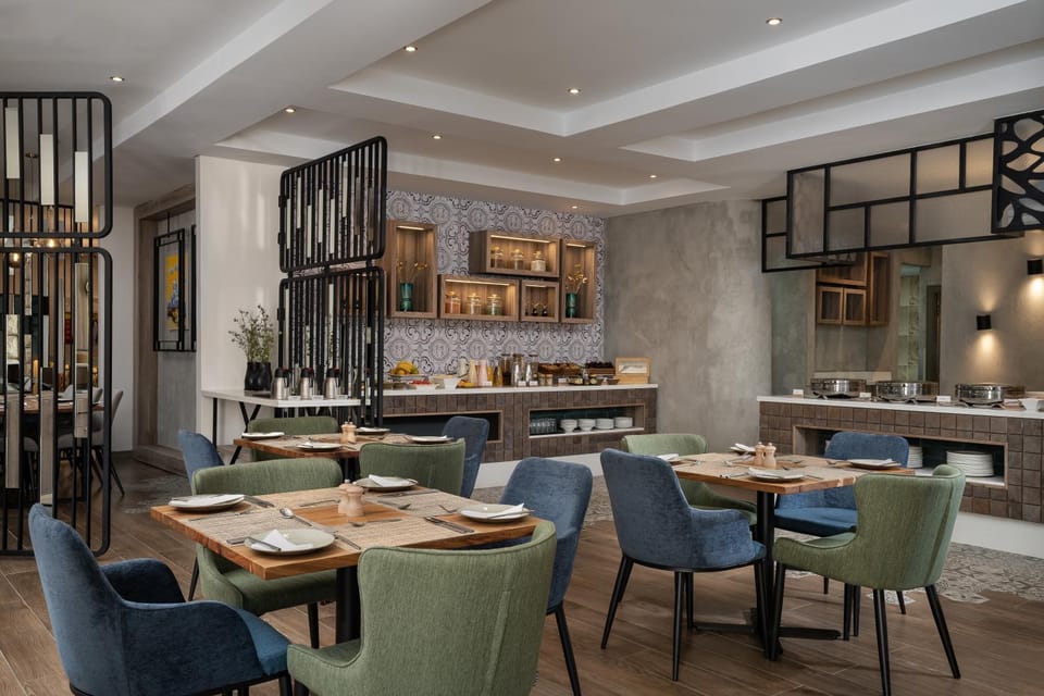 Restaurant/places to eat, Dining area, Breakfast