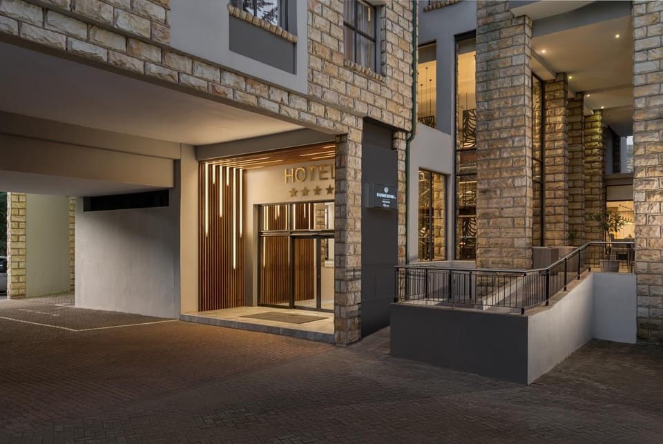 Property building, Restaurant/places to eat, Facade/entrance, acessibility
