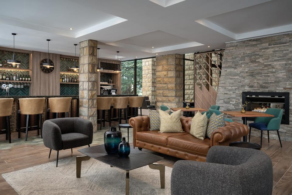 Restaurant/places to eat, Living room, Dining area