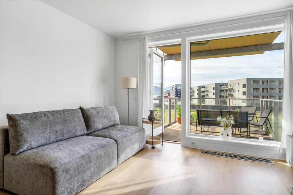 New Arctic Seaside With Balcony & Amazing View Apartment in Tromso