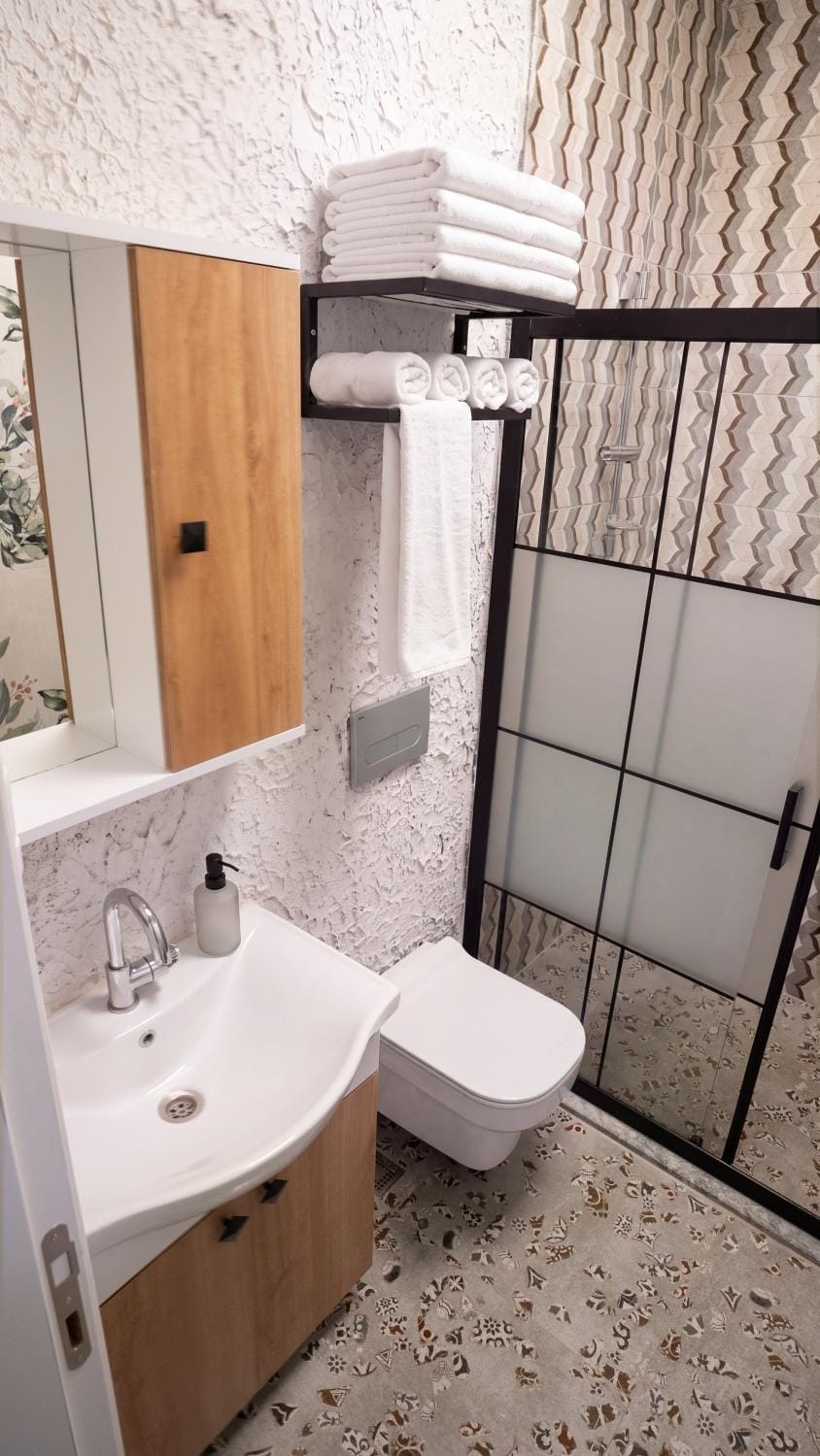 Shower, Toilet, Bathroom, towels